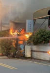 濃煙烈焰｜花蓮市鬧區咖啡廳起火付之一炬