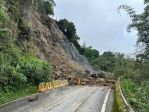 民眾直擊梅山鄉瑞里村166線山區落石擋道  竹崎警籲小心駕駛