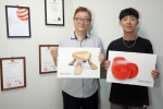 設計「Butt Chair（臀型椅）」和「Alien Chair（異形椅）」的大葉工設系助理教授莊育鑫（左）和丁崴倫同學（右）。（照片大葉提供）