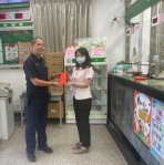 線西郵局窗口李姓經辦人（右），機警阻攔12萬餘元詐騙案，警方嘉許郵局經辦人機警表現。（照片警方提供）