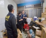 移民署彰化專勤隊破獲失聯移工非法私菸包裝工廠。（照片專勤隊提供）