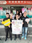 花火迎商機  釋出166個以上職缺  勞動部澎湖就業中心4／16日徵才開跑 26家廠商，提供如儲備幹部、會計專員、廣告設計師、櫃檯人員、公清員、房務員、廚師、計時人員、商品理貨員、銷售人員、幼教老師、教保員、水電人員等多樣職缺。
