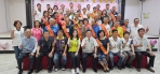 永靖鄉長魏碩衛（前排中）表揚全鄉模範母親和模範農民、績優農情調查員。（照片公所提供）