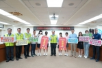 澎縣府推動高中職學生就學津貼  每年補助1萬元助學子安心求學 澎湖縣政府補助高中職學生就學津貼政策： 一、補助金額：每學年度新臺幣1萬元（每學期5,000元） 二、補助資格：就讀澎湖縣所轄高中職學校之在學學生 三、補助項目：午餐費、學雜費(註冊費收費項目)、交通圖書券