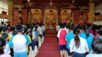 員林禪寺承善會頒發清寒優秀學童獎助學金，頒發前先向佛祖行禮。（照片記者林碧珠攝）