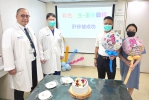 捐肝成功救父（右2），孝女（右1）獲彰基醫院祝福。（照片彰基提供）