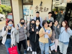 大葉觀休系師生與「秀老郎」長輩互動。（照片大葉提供）