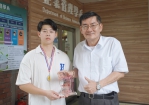 大葉曾宇正同學（左）獲選「中區最佳企管人」，指導的鄭焜中老師（右）給予祝賀。（照片大葉提供）。