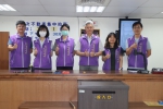 法務部彰化執行分署舊廳舍最後一次拍賣會，郭分署長（右3）率團隊留下歷史鏡頭。（照片分署提供）