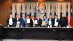刪減地方補助款，王縣長（左5）向行政院提出訴願。（照片縣府提供）