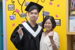 越南學生陳文達（左），從大葉英語系畢業，系主任曹秀蓉（右）向他祝賀。（照片大葉提供） 　