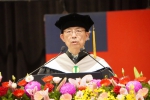 大葉畢業典禮，校長方文昌勉勵畢業生，學校是校友的「後頭厝」，永遠為校友加油。（照片大葉提供）