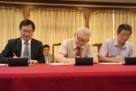 因應少子化變遷，大葉董事長韓繼綏（中）與兩所實驗學校校長簽約。（照片大葉提供）