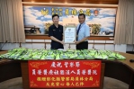 員榮醫院副院長尹文國（右）代表醫院送反光背心給員林分局，吳分局長（左）回贈感謝狀。（照片分局提供）