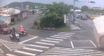 20噸重｜聯結車載運大理石塊，新城鄉新生橋左轉時，飛脫而出，把馬路砸出一個大洞，駕駛人挨罰單！