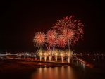 2025澎湖國際海上花火節盛大登場吉貝島   吸引超過3,000位民眾與遊客搭船登島參與盛會  長達12分鐘、超過5,000發的絢麗煙火在夜空中綻放，與環繞島嶼的石滬群交織出令人屏息的絕美夜景，令現場觀眾驚嘆不已，紛紛舉起手機與相機，將這美麗的瞬間永遠保存。