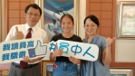 員中「優免入學」報到，校長楊豪森（左）嘉許全縣滿級分莊淽甯同學（中）的上進精神，右為淽甯的媽媽謝幸真。（照片記者林碧珠攝）