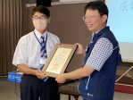 監理站黃站長（右）表揚員林客運楊姓駕駛員（左）。（照片監理站提供）
