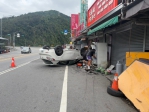 翻車｜臺東市中興路6段，50歲駕駛自撞路旁民宅、招牌及機車，車毀人傷！