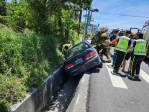 父女3人受傷｜臺東市吉林路2段，車輛駛入對向車道，掉落水溝並撞擊路旁燈桿。