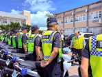 澎縣府舉行新車交車典禮 和易企業捐贈12輛高性能警用機車 提升執勤效能與安全 澎湖縣長陳光復親自出席交車典禮，將象徵「114年度採購警用汽機車」的鑰匙立牌交予警察局長林温柔，完成新車正式交接。林局長亦代表警察局接受和易企業捐贈的12輛機車，並頒發感謝狀，由執行長楊國樑代表接受。