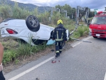 ㄧ聲巨響｜翻覆瞬間如爆炸，白色賓士光復鄉自撞路燈連根拔起，粉塵飛散四輪朝天！