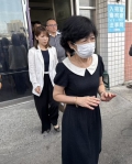 陳佩琪趕抵高雄市殯會同彭振聲父子悼念彭妻