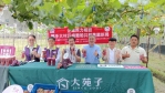 縣府與大村鄉公所攜手媒合飲食品企業，收購優質次級葡萄，製成果汁銷售。（照片記者林碧珠攝）