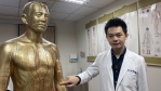 員榮中醫師吳晉廷，手指「腕隧道症候群」針炙穴道。（照片員榮提供）