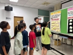 守護從認識開始！實踐大學社工系攜手澎湖家扶  提升兒少媒體識讀與自我保護力  家扶中心陳玉如主任表示，非常感謝實踐大學社工系的師生再次來到澎湖，為孩子們帶來難得的學習體驗，透過寓教於樂的方式，陪伴兒童在快樂中學習、在體驗中成長。每年暑假是孩子們最期待的時光，然對於部分資源有限的家庭來說，孩子缺乏安全的探索學習環境，這次的營隊活動，補足了孩子的假期空缺，同時強化兒少自我保護的能力。