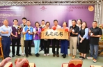 「法國里昂酒類大賽」，「秉森酒莊」奪雙金，王縣長贈匾。（照片縣府提供）