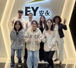 大葉會資系副主任楊秉森（後排左2）率學生拜訪「安永聯合會計師事務所」，後排右1為安永經理。（照片大葉提供）