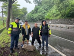 三顆大石飛落馬路｜鹿野警移除