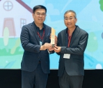 「直轄市及縣（市）政府環保績效考核」，彰化縣全國第一，局長江培根（右）代表受獎。（照片縣府提供）
