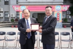 澎縣府歡送秘書長楊書舜榮退　陳光復頒贈獎牌表達感謝與祝福  秘書長將由工務處長林文藻陞任  陳光復表示，楊書舜秘書長曾任行政處長、環保局長等重要職務，任內主持多項縣府會議，無論對內協調或對外溝通，皆展現出卓越能力，也順利推動各項政策的落實，對縣政發展貢獻良多。