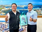 郵局新局長就任  馬公市長黃健忠表達歡迎  期盼郵政服務持續深耕在地 黃市長親自致贈印有馬公市吉祥物與地景意象的「城市運動毛巾」予蔡局長，代表馬公市的熱情與活力，也象徵市政團隊對合作夥伴的重視與祝福。