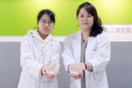 副教授張淑微（右）指導學生蔡嘉臻（左）開發美粧成果，取得發明專利。（照片大葉提供） 　