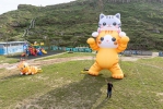《虎井分班化身貓樂園！11隻巨型貓咪氣偶19日盛大登場 點亮金色雙島藝術祭》 為方便市民與遊客前往虎井參與藝術祭，活動期間每逢週六、週日特別規劃免費交通船接駁。每班船票共限量60張，分為40張線上預約(專供設籍馬公市市民)，以及20張於當日現場開放，提供不特定對象現場領取，額滿為止。交通船於下午1時30分自南海遊客中心開航，下午4時自虎井返程，歡迎大家踴躍把握機會參與本次離島藝文盛會。