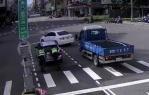 廿七年老舊車拋錨路口    員警徒手推車至安全處