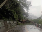 巨石崩落｜台20線下馬路段邊坡坍方，雙向道路阻斷無法通行，預計7/21日中午12時恢復正常通行。