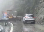 中橫公路｜東段155.8k豁然亭路段坍方落石阻斷，迅速搶通，現場採戒護通行！