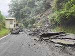 邊坡落石｜海端鄉台20線170K+600利稻路段，雙向道路阻斷無法通行，迅速搶通！