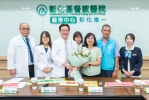 台電第一線人員不眠不休搶修復電，彰基陳總院長（左3）送花束給台電彰化處長。（照片彰基提供）