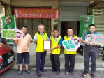 慰問獨居長輩，彰化市崙平里長梁麗水（右3），代表受惠里民回贈感謝狀給彰化郵局陳樂明局長（左2）。（照片郵局提供）