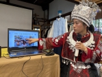 新住民湖南苗族陳芳  和美術班女兒分工在網路平臺販售苗族家鄉味與手工藝品  獲移民署築夢計畫獎金十萬元