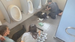 員林警分局萬年派出所員警尿急入廁查獲詐騙車手。（照片分局提供）