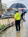 強降豪雨，災情重，彰化市長林世賢冒雨勘災。（照片市公所提供）