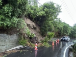 東河山區土石滑落阻道路｜都蘭所員警即時設置警示並通報搶修