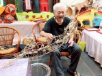 竹市推動花燈傳習計畫　98歲蕭在淦藝師親授技藝薪傳不輟