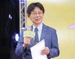 「阿公阿嬤活力SHOW」中區賽，大葉登場，校長方文昌以地主身份歡迎參賽的阿公阿嬤。（照片大葉提供）